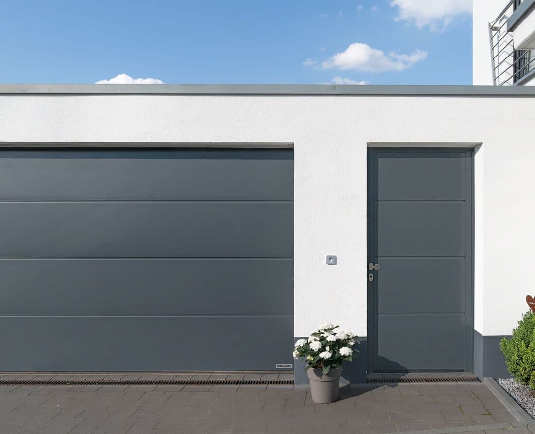 Porte de service indépendante assortie à la porte de garage